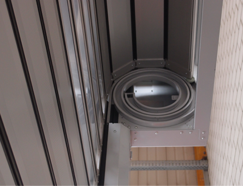 Beim Schnelllauftor werden die Aluminium-Lamellen beim Aufrollen in eine feste Spirale eingeführt.