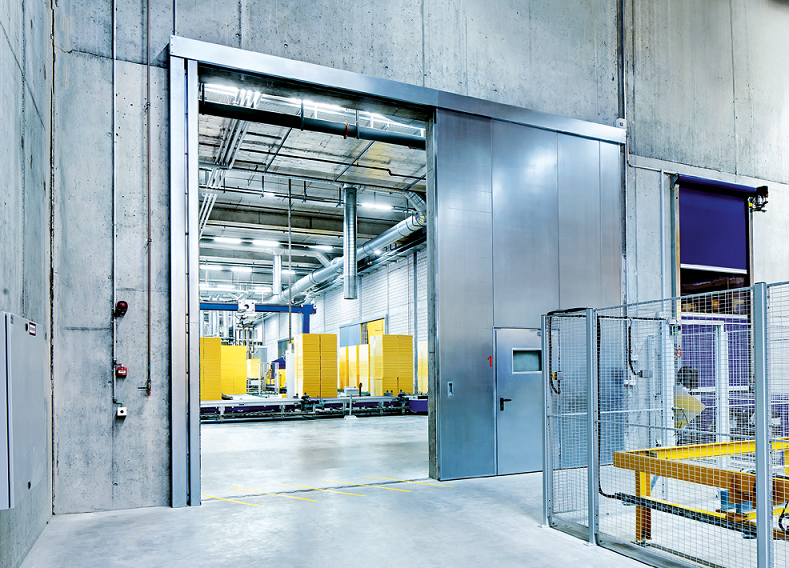 Brandschutztor in feuerhemmender Wand eines Industriebetriebs.