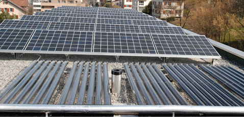 Solarthermische und photovoltaische Aufdachanlage.